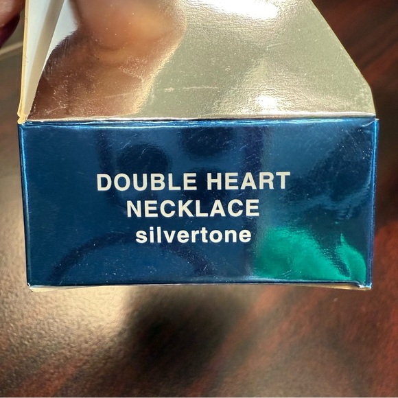 Avon Silvertone Double Heart Necklace with Delicate Chain NIB vintage 2007 - Picture 5 of 7